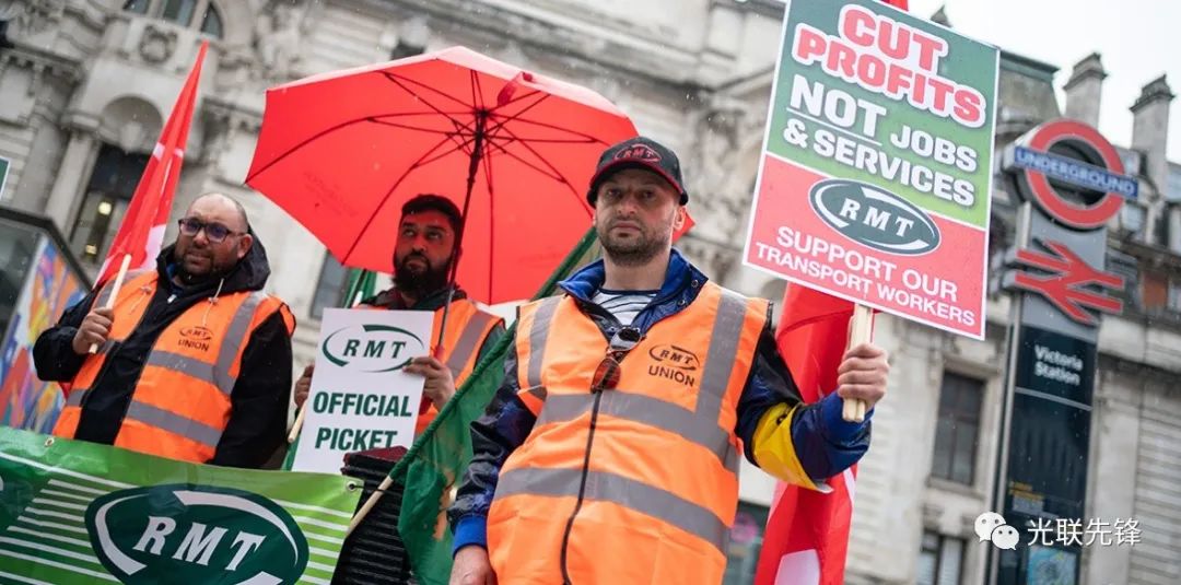4万名英国铁路海事和运输工人联盟成员连续第二天罢工，铁路服务陷入瘫痪