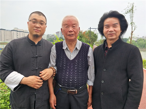 3、左起马洪村中央红军标语博物馆研学导师廖延斌、小磉村见过红军的老人游启超、永安一中教师吴连盼(管其乾 摄影).jpg
