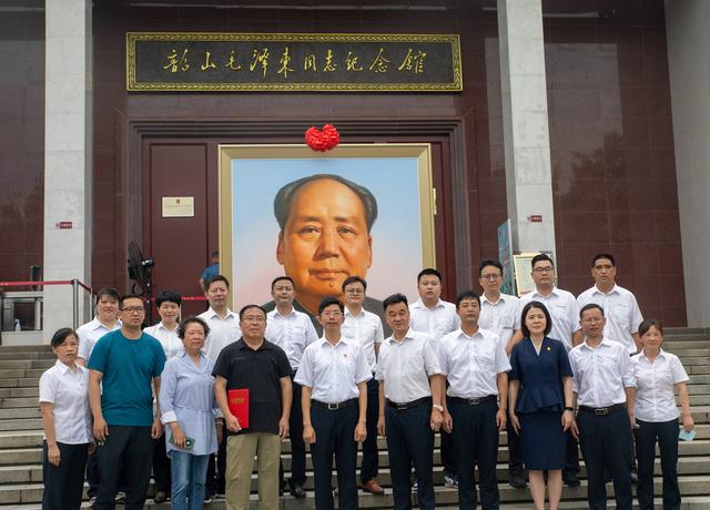 画师邢秋成向毛泽东同志纪念馆捐赠《毛泽东标准像》油画