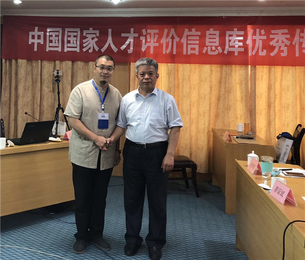 7、福建省孝善国学馆馆长廖延斌(左)在教育部电教中心举办的全国首期“传统文化讲师资格证认证考试”时与恩师杨朝明博士合影留念(资料).jpg