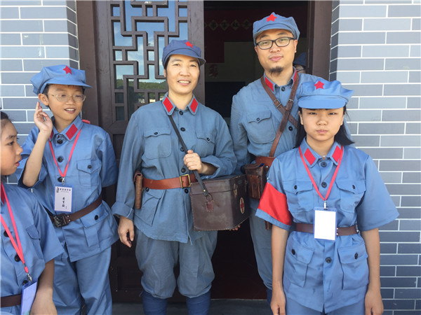 9、廖延斌(后排右一)在在地马洪少共国际师旧址红军医院给孩子们讲述红军战士们的救护知识与经验后留影(资料).jpg