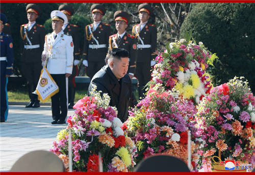 金正恩参谒中国人民志愿军烈士陵园
