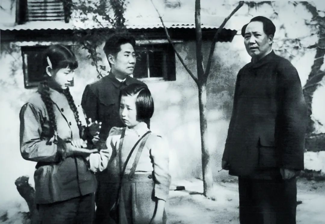 1949年，毛泽东与毛岸英（左二）、刘思齐（左一）、李讷在北京香山
