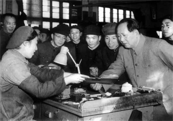 毛泽东：谁犯了官僚主义，群众就有理由把他革掉