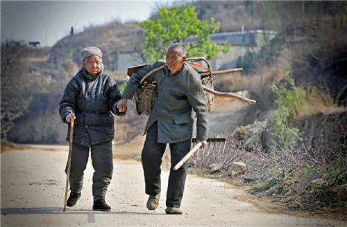 中青报：农村老人自杀现象，已经到了触目惊心的地步