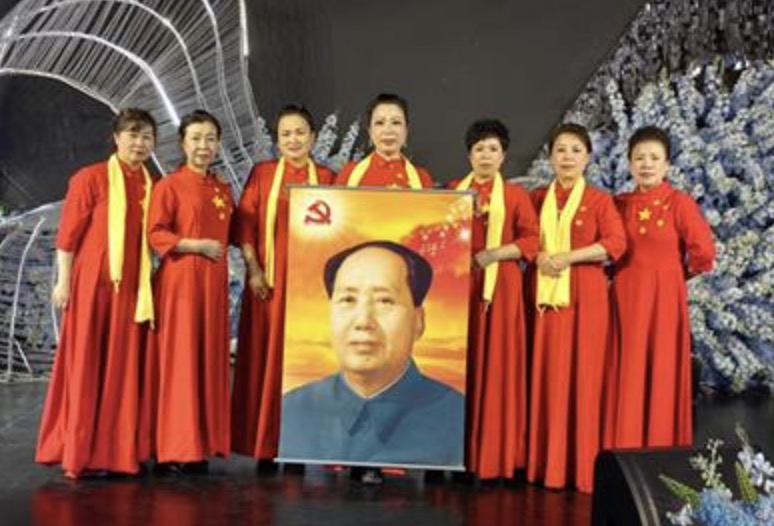 严寒中她们用手语舞《东方红》给毛主席和全国人民拜年(图)