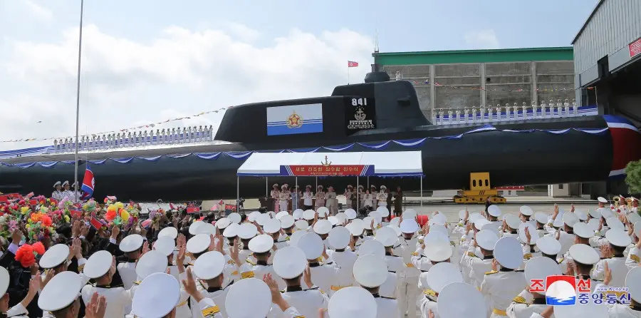 朝鲜第一艘战术核攻击潜艇下水，金正恩出席典礼(图)