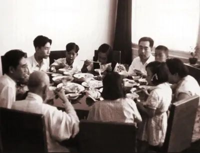 1952年夏，周恩来邀集在北京的亲戚为六伯父周嵩尧过80大寿，并亲自下厨做了两道六伯父喜欢吃的家乡菜（江苏淮安周恩来纪念馆藏）