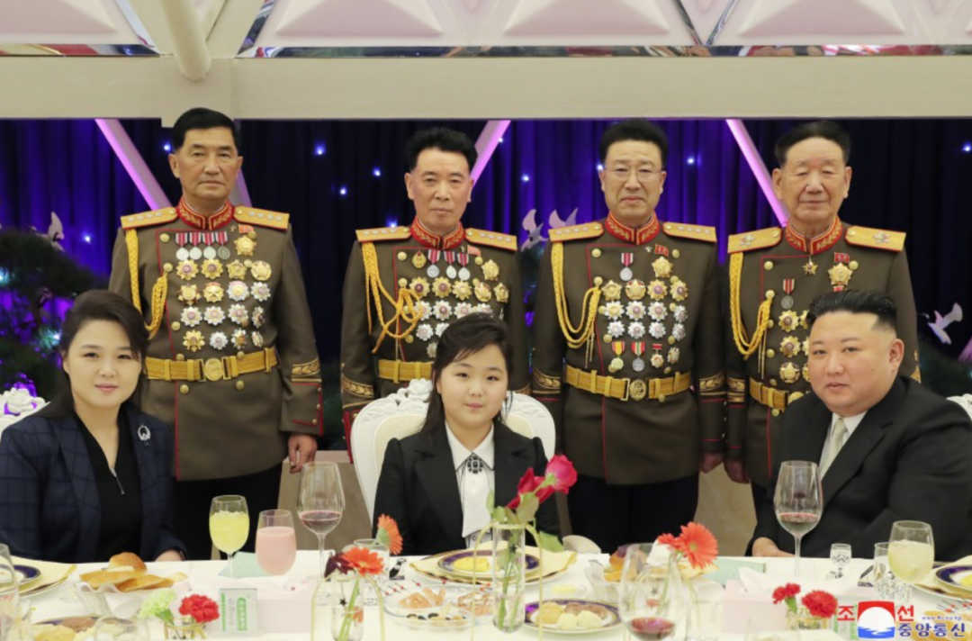 金正恩攜女兒慶祝建軍節，朝鮮導彈總局首亮相