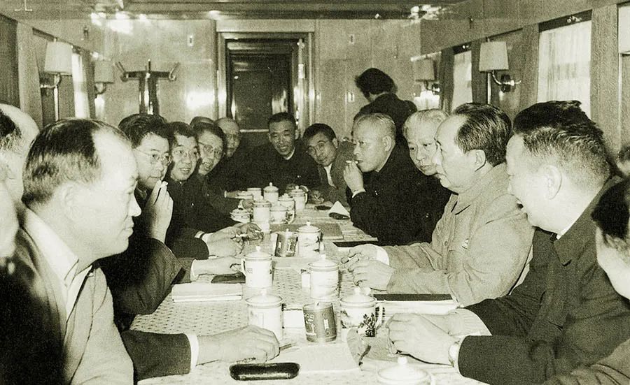 毛主席及时觉察到人民公社化运动中的问题，连写六篇《党内通信》，其中第五篇更是从省级写到生产小队