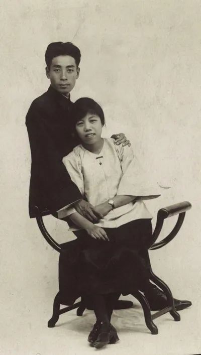 1925年，周恩来与邓颖超在广州合影