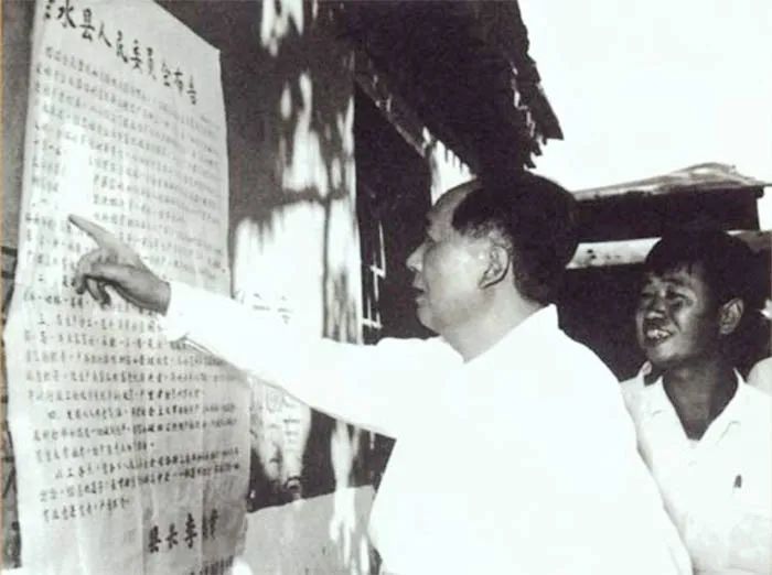 毛主席及时觉察到人民公社化运动中的问题，连写六篇《党内通信》，其中第五篇更是从省级写到生产小队